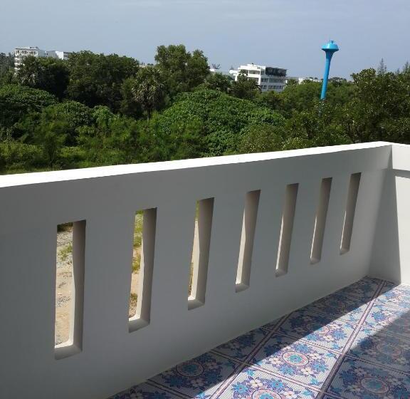 이코노미 트리플 룸, Karon Sea Side