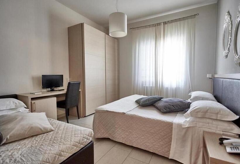 Полулюкс Вид на Бассейн, Rouge Hotel International