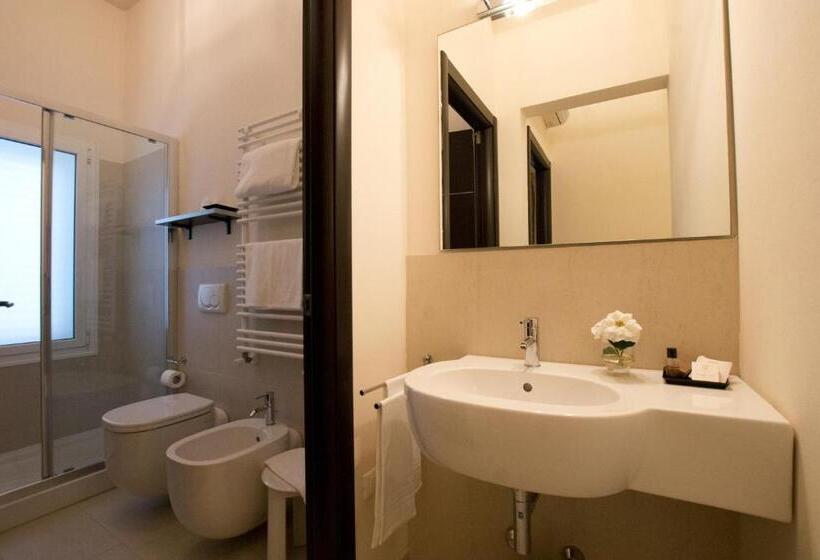 Полулюкс Классика, Rouge Hotel International