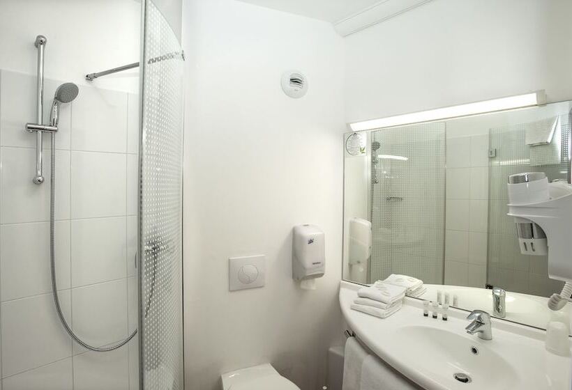Номер Стандарт Трехместный, Brit Hotel Confort Villeneuve Sur Lot