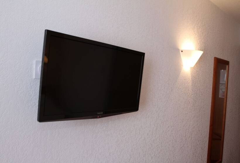 Номер Стандарт Трехместный, Brit Hotel Confort Villeneuve Sur Lot