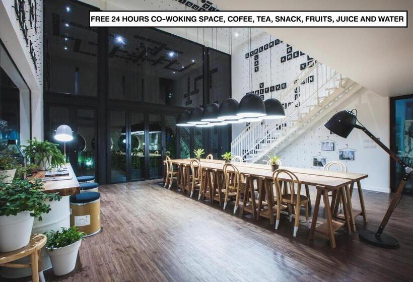 발코니 디럭스 룸, Blu Monkey Hub And Hotel Phuket Town  Free All Day Coworking Space