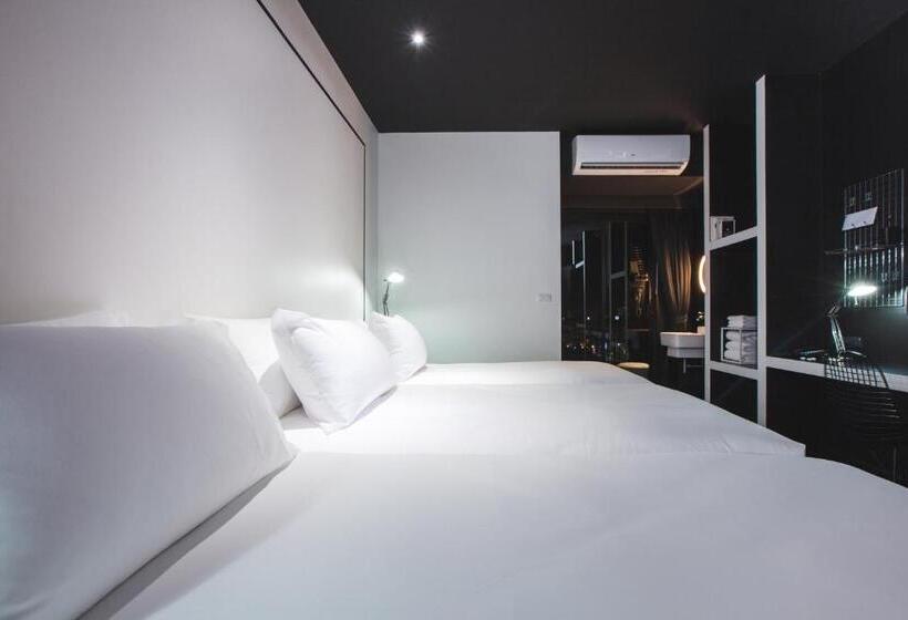디럭스 트리플 룸, Blu Monkey Hub And Hotel Phuket Town  Free All Day Coworking Space