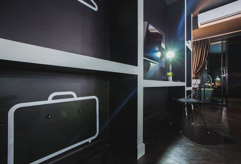 디럭스 트리플 룸, Blu Monkey Hub And Hotel Phuket Town  Free All Day Coworking Space