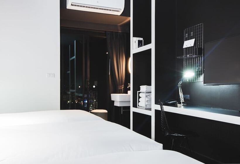 디럭스 트리플 룸, Blu Monkey Hub And Hotel Phuket Town  Free All Day Coworking Space