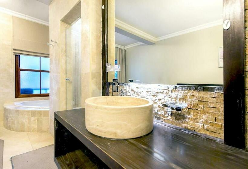 Трехместный Номер Deluxe, Or Tambo Guest House