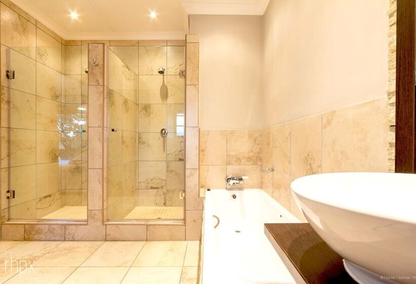 Семейный Номер, Or Tambo Guest House