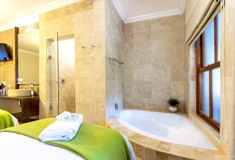 Трехместный Номер Deluxe, Or Tambo Guest House