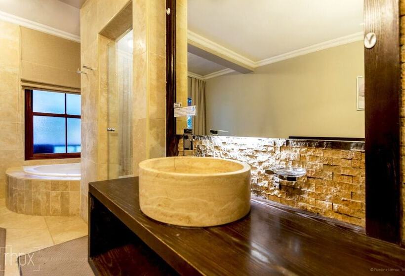 Трехместный Номер Deluxe, Or Tambo Guest House