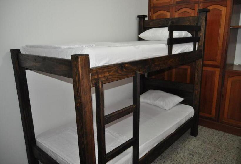 Кровать в Общей Комнате, La Clave Hostel