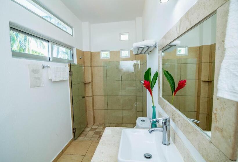 اتاق لوکس با بالکن و چشم‌انداز دریا, Casa Pridda