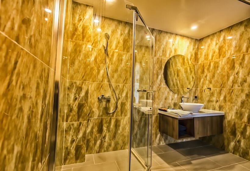 اتاق لوکس با بالکن, Coral Bay Resort