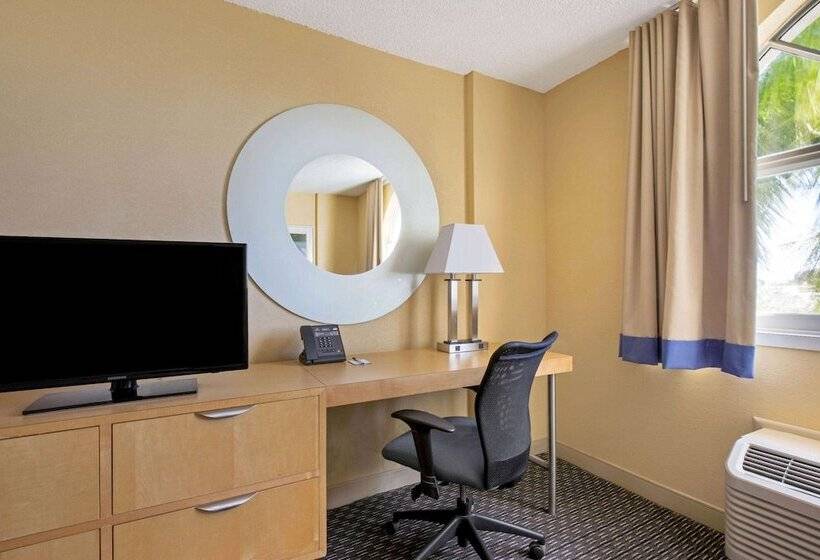 Номер Deluxe, La Quinta Inn & Suites By Wyndham Sunrise