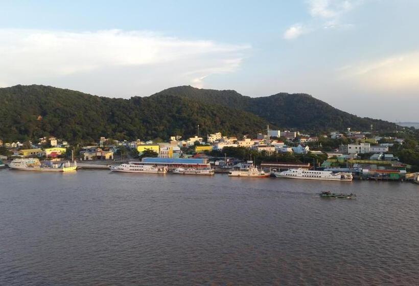 اتاق خانوادگی با چشم‌انداز دریا, River