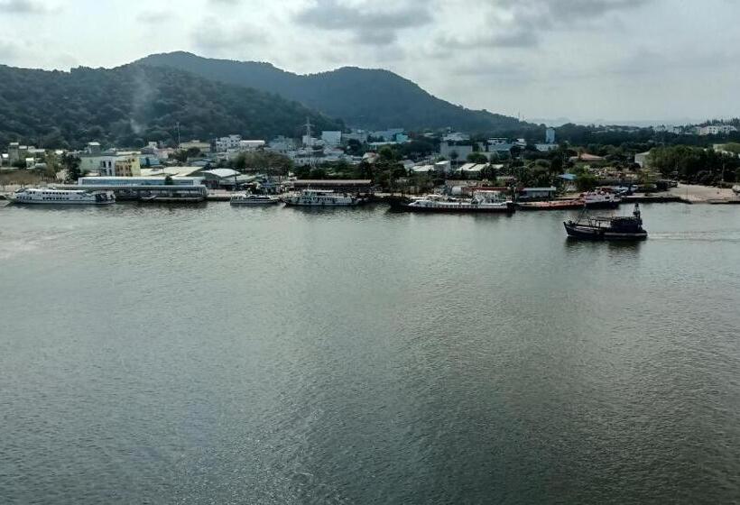 اتاق لوکس با چشم‌انداز دریا, River