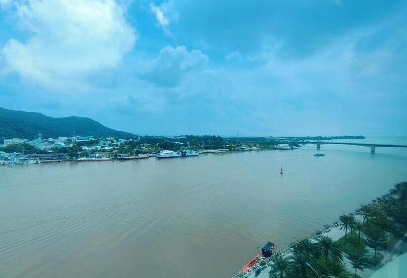 اتاق لوکس با چشم‌انداز دریا, River