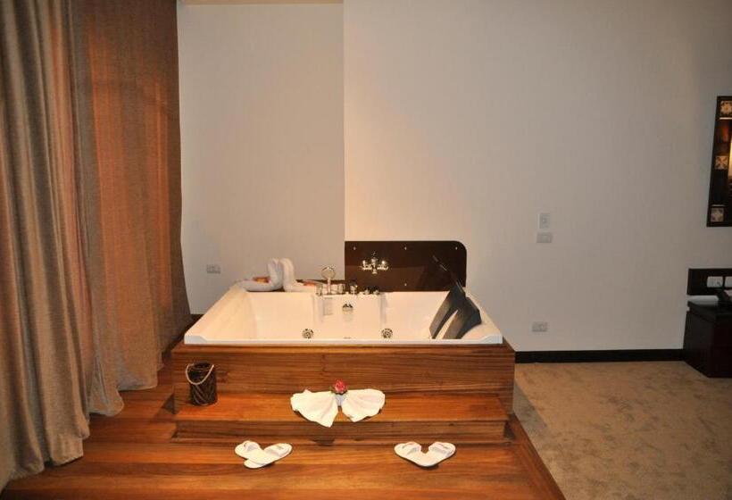 سوییت, Africana Hotel & Spa