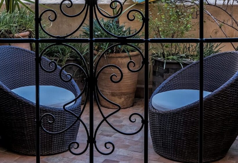 سوئیت رویال, Karawan Riad