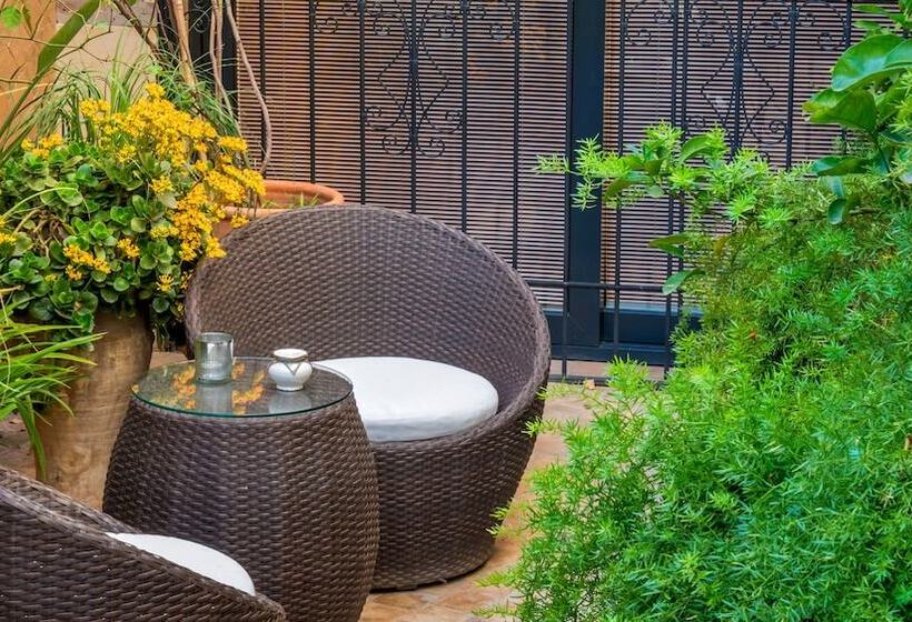 سوئیت پریمیوم, Karawan Riad