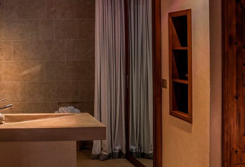 سوئیت پریمیوم, Karawan Riad