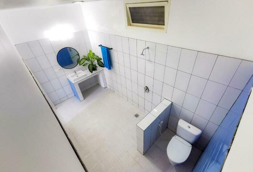 سرير فى غرفة مشتركه, Mad Monkey Kuta Lombok