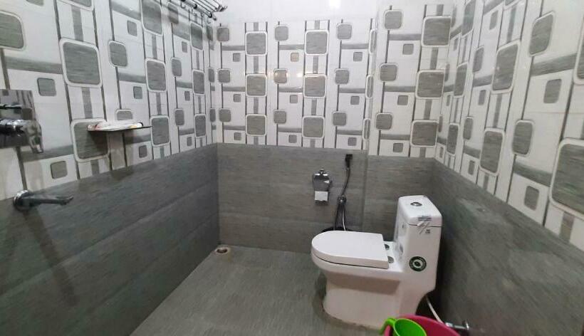 اتاق لوکس, Sara Pvt Ltd