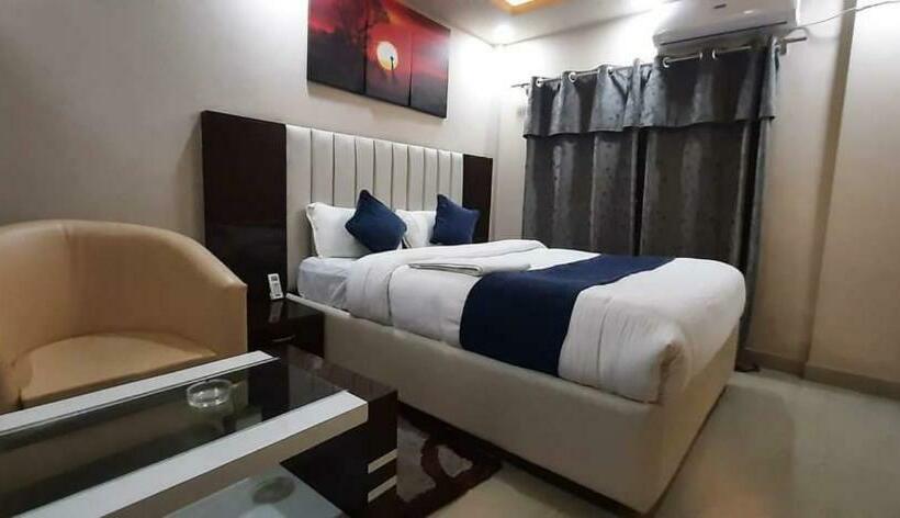 اتاق لوکس سه تخته, Sara Pvt Ltd