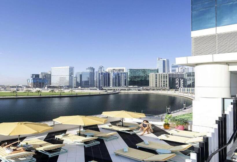 Номер Deluxe с Видом, Pullman Dubai Downtown