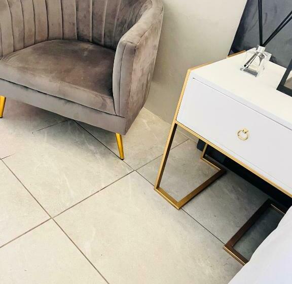 اتاق لوکس با تخت بزرگ, Signature Boutique Guesthouse