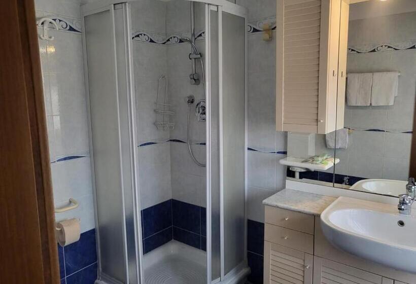 اتاق استاندارد سه نفره, Villa Rosa