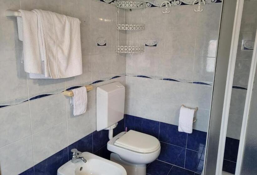 اتاق استاندارد سه نفره, Villa Rosa