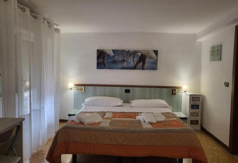 اتاق استاندارد سه نفره, Villa Rosa