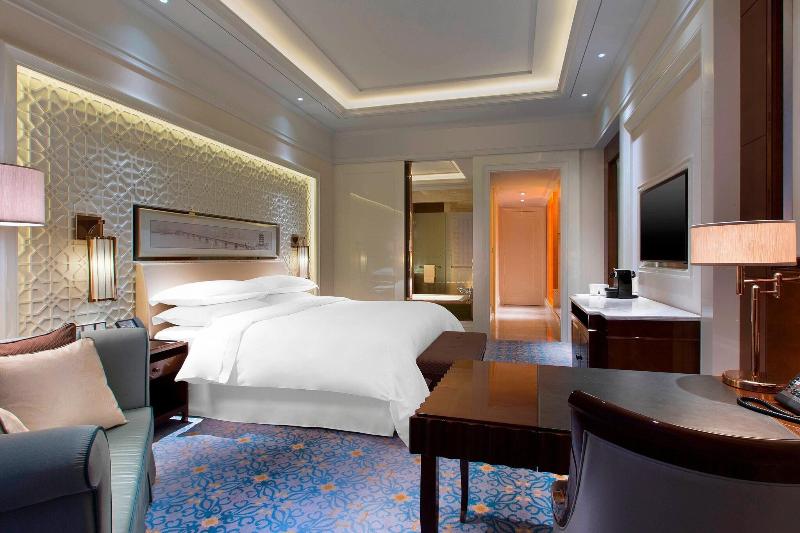 Club Room King Bed, Sheraton Grand Wuhan Hankou