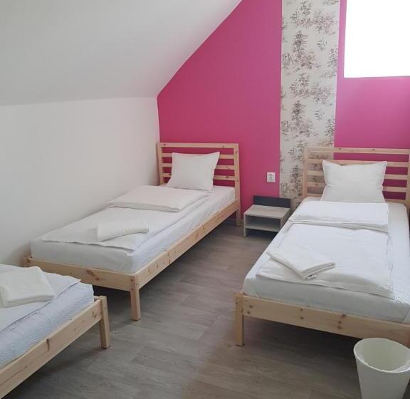 Номер Стандарт Трехместный, Garden Vendégház