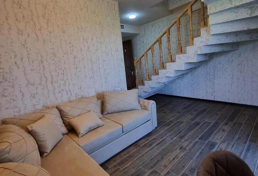 اتاق خانوادگی با چشم‌انداز کوه, Château Davitiani