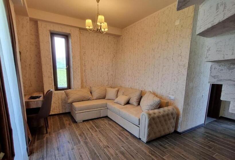 اتاق خانوادگی با چشم‌انداز کوه, Château Davitiani