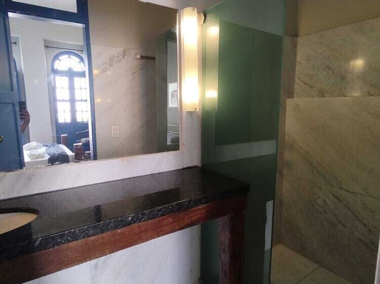 اتاق سوپریور سه تخته, Villa Salvador