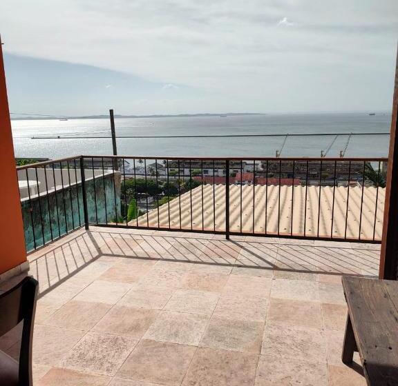 اتاق لوکس با بالکن و چشمانداز دریا, Villa Salvador