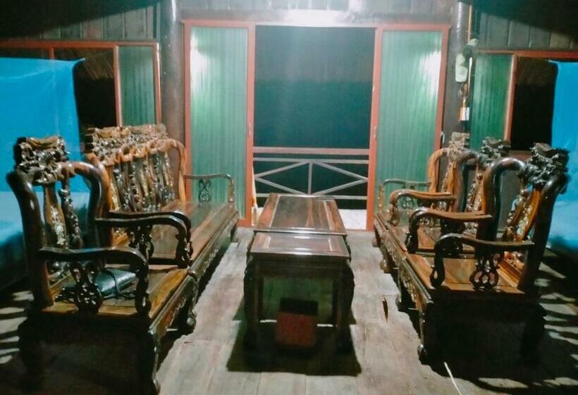 اتاق استاندارد چهارنفره با چشم‌انداز باغ, Vita Garden Homestay
