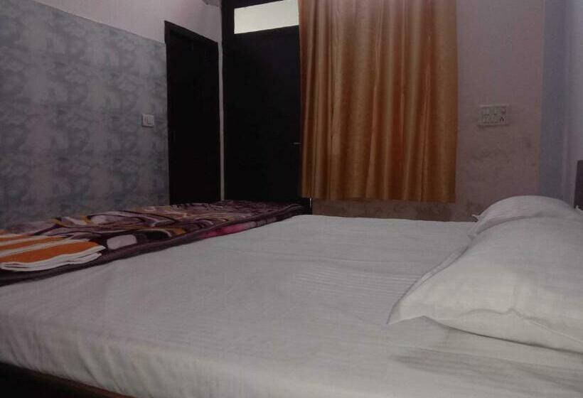 Трехместный Номер Классика, Spot On Deepanshi Guest House