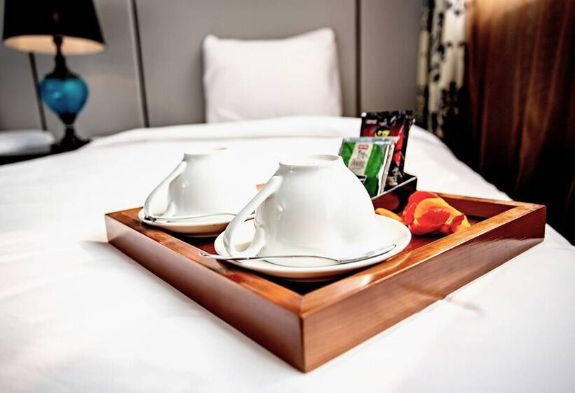 اتاق لوکس سه تخته, California Saigon Hotel & Rooftop Pool