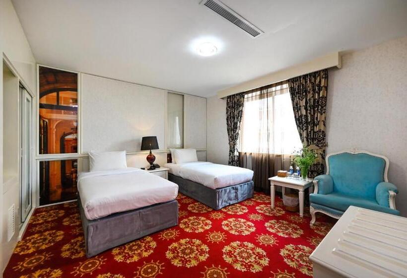 اتاق استاندارد با چشم‌انداز, California Saigon Hotel & Rooftop Pool
