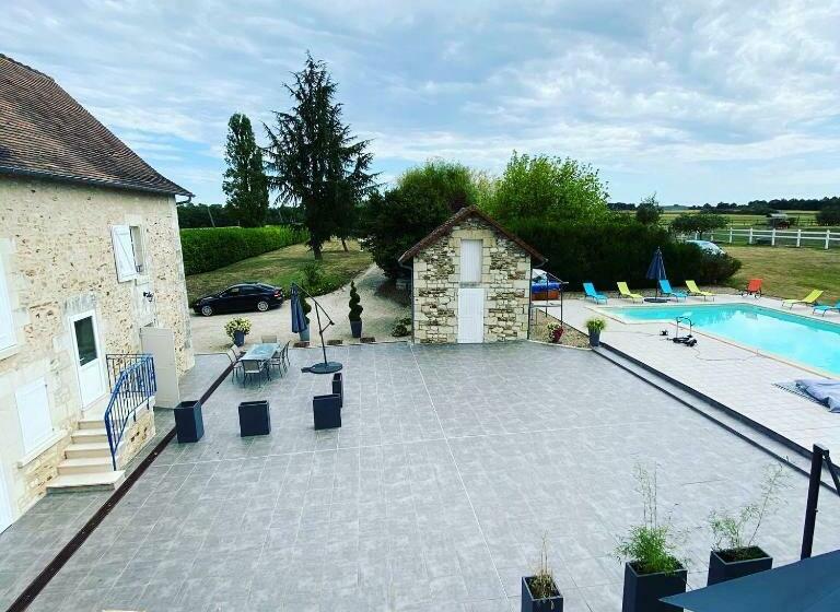 プールビュースタンダードルーム, Kourline Villalunoterie Futuroscope Piscine Spa