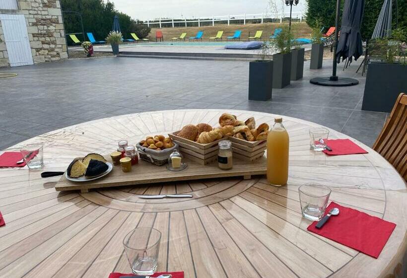 プールビュースタンダードルーム, Kourline Villalunoterie Futuroscope Piscine Spa