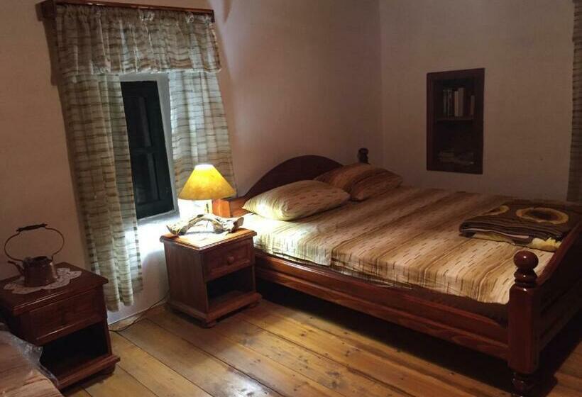 اتاق راحتی سه تخته, Old House Nilovic