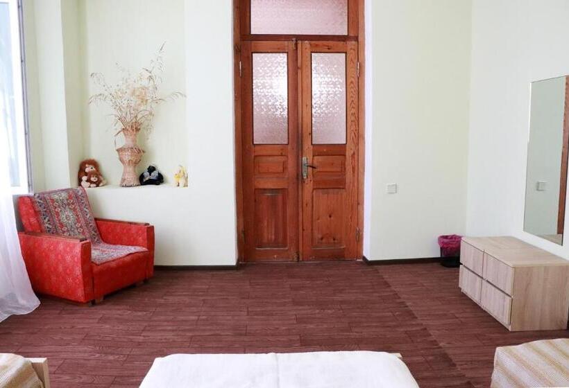 اتاق استاندارد سه تخته با سرویس بهداشتی مشترک, Greengate