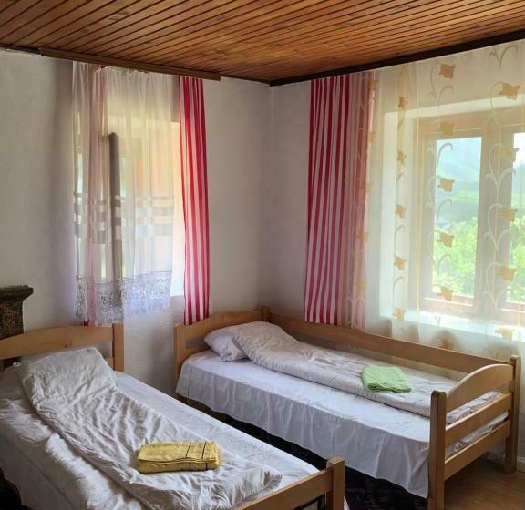 اتاق خانوادگی, Guest House Ulaj
