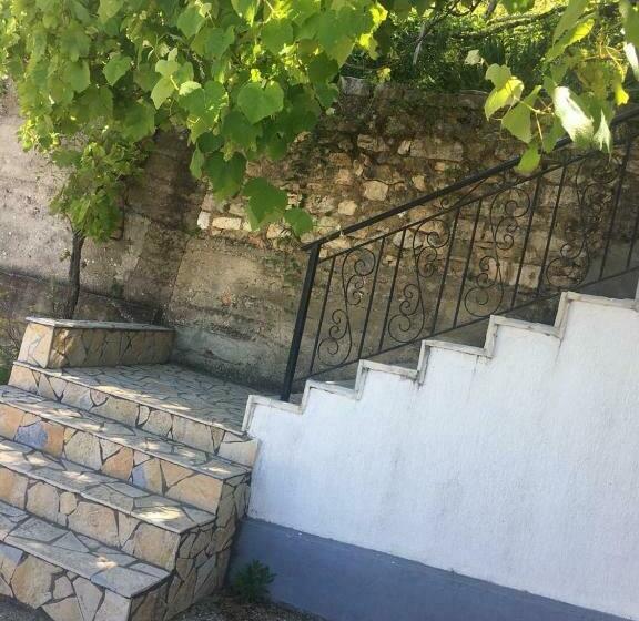 اتاق استاندارد چهار تخته, Joni S House