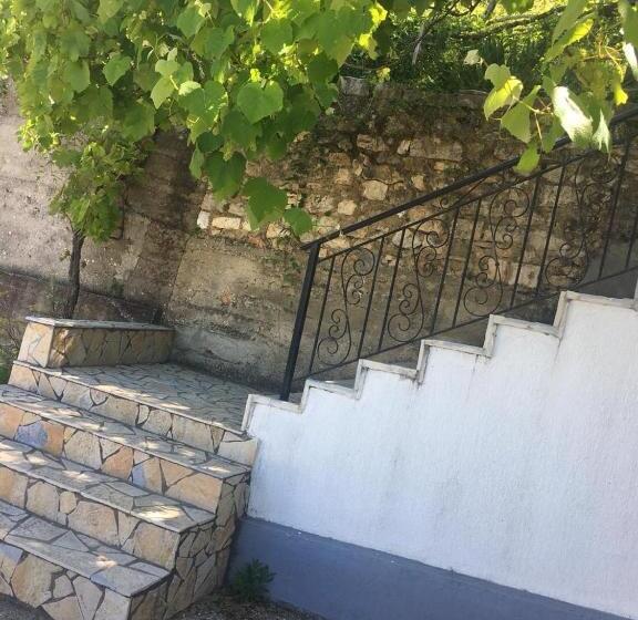 Семейное Студио, Joni S House