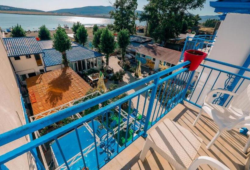 استودیو خانوادگی, Laguna Beach Club Bazaleti Lake